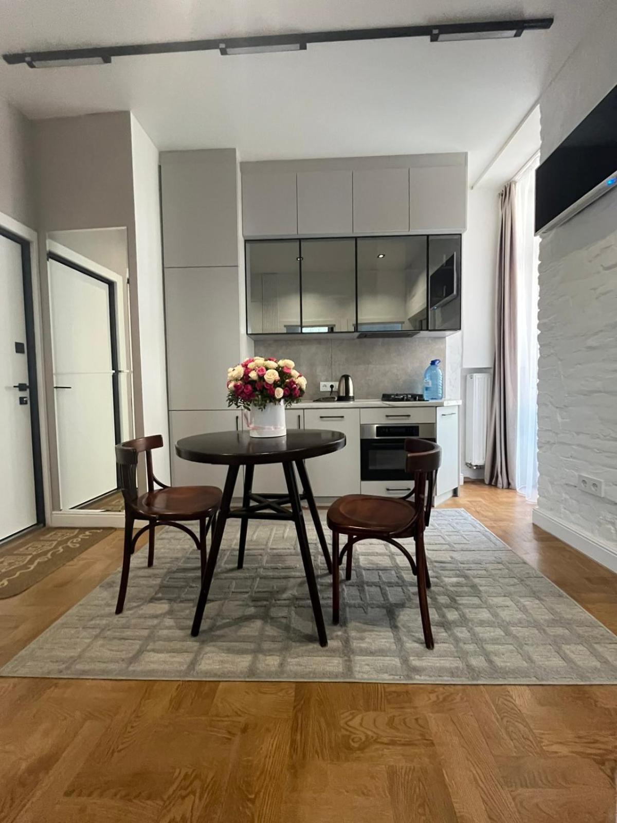 Favorit Apartments 2 Кім Безкоштовна Парковка Центр З Балконом Не Далеко Від Ж Д Вокзалу Звітні Документи Львов Экстерьер фото